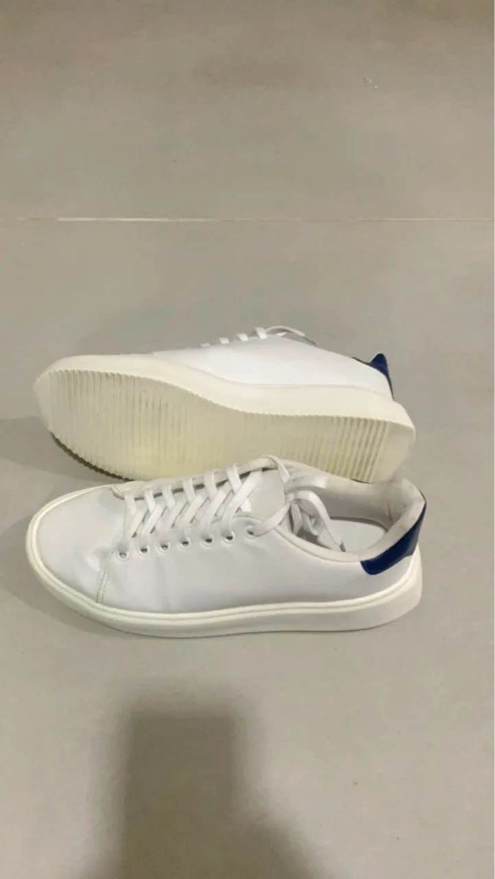 Tênis branco com detalhe azul - Foto 2