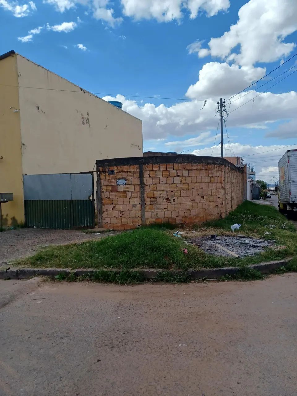 Excelente lote esquina a venda 147m² com casa simples escriturado num ótimo preço na QS 11