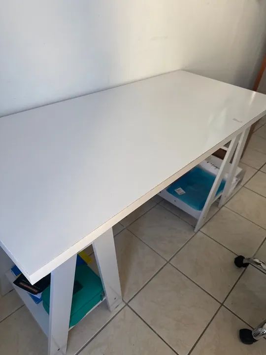 Escrivaninha Branca em MDF com Cavaletes 1,35x76cmx60cm