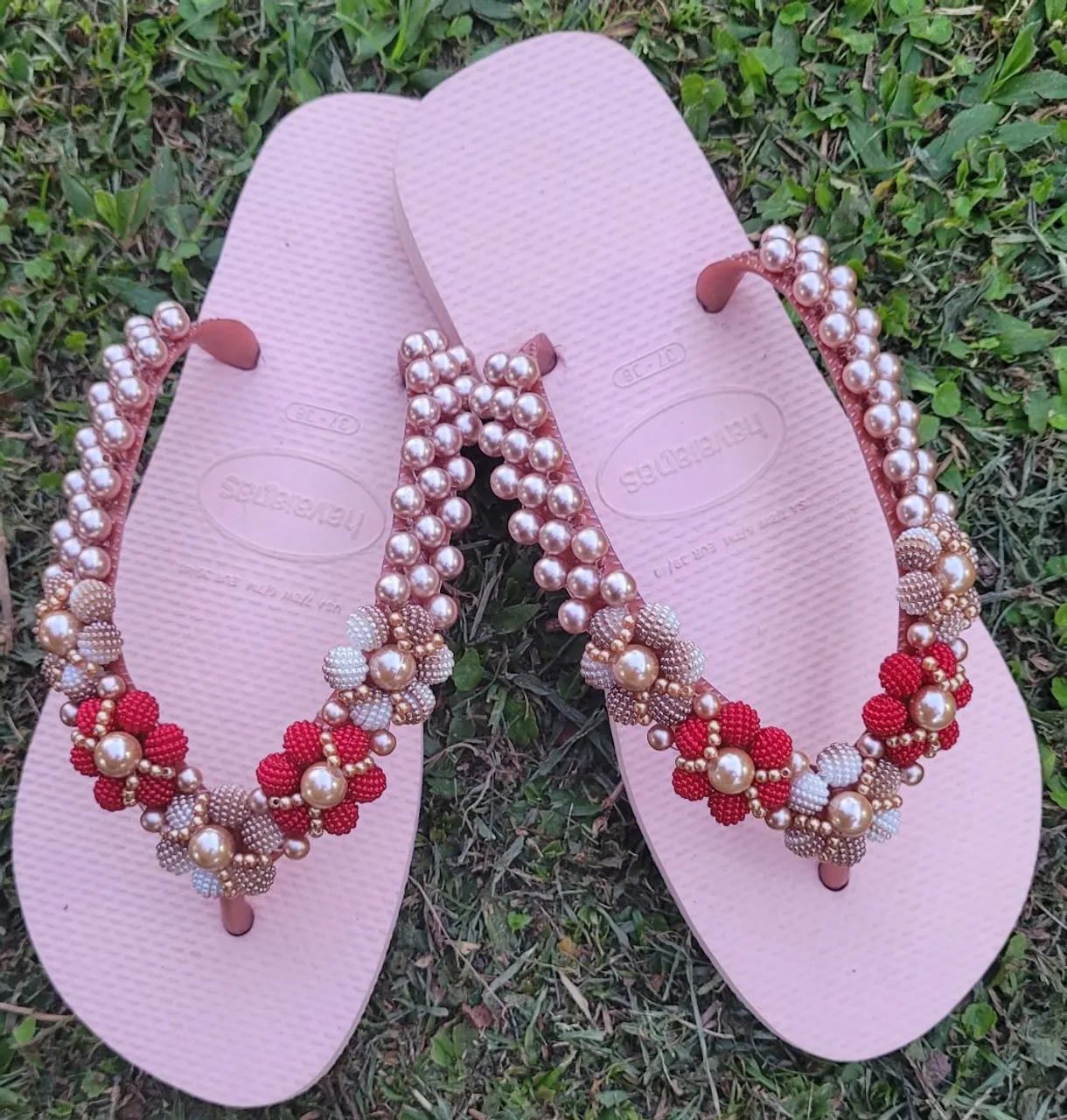 Havaianas customizadas com pérolas e flores