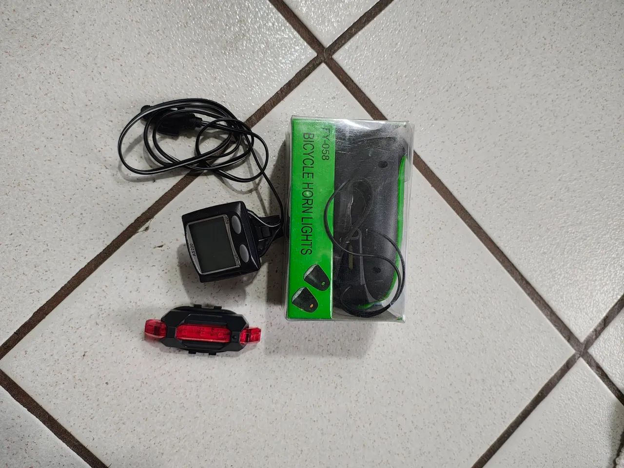 Kit de Acessórios para Bicicleta - Farol, Buzina e Luz Traseira - Foto 3