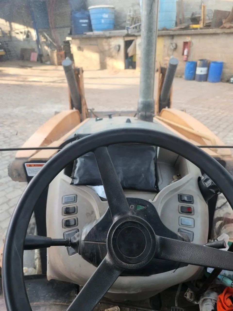 Retroescavadeira Case 580N gabinada - ano 2013 - 4x4  - Foto 3