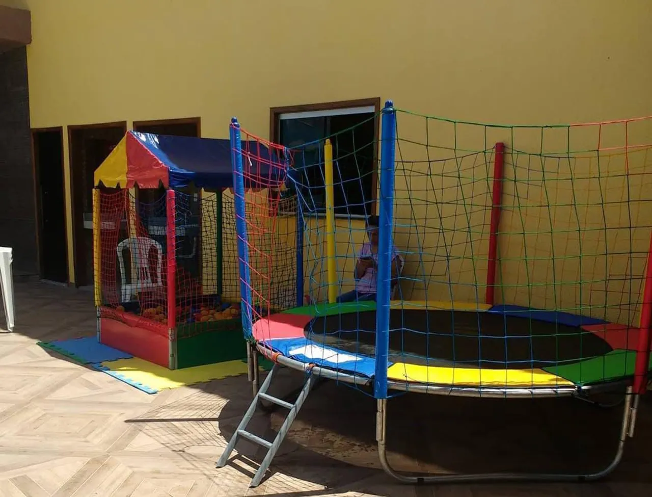 Cama elastica e casa de bolinha