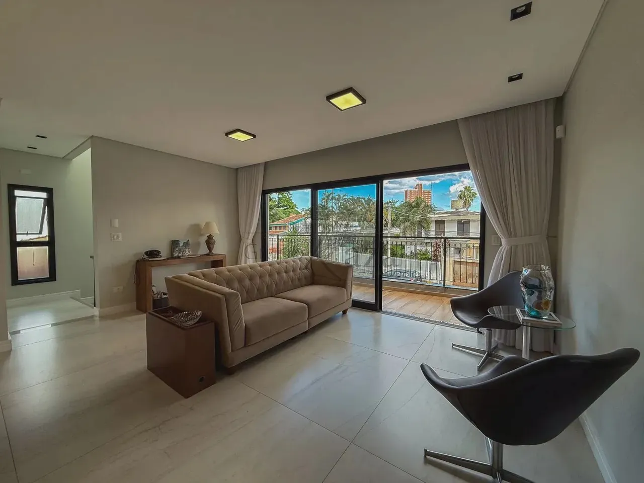 Casa de 330m², com 6 dormitórios, 5 suítes, localizado no JD. Esplanadall. Ligue: