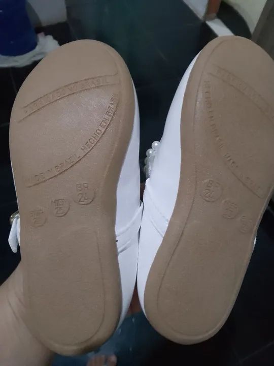 Sapatilhas infantis brancas com pedrarias - Foto 2