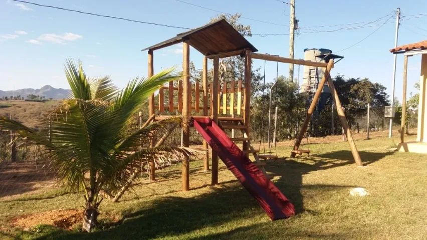 Playground de madeira com dois balanços - Foto 3