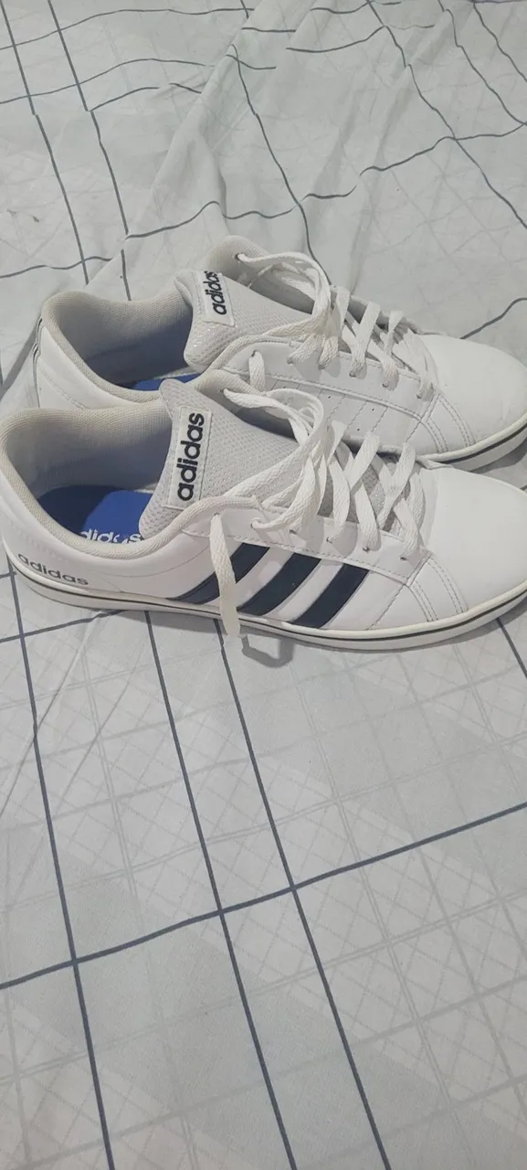 Tênis Adidas Branco com Detalhes em Azul - Novo!