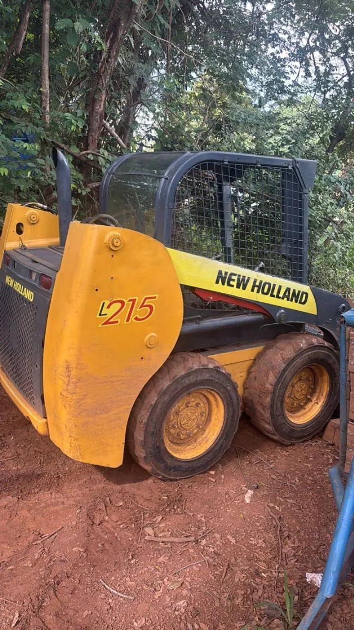 Mini Carregadeira New Holland 2014 L215 Concha e Vassoura  - Foto 3