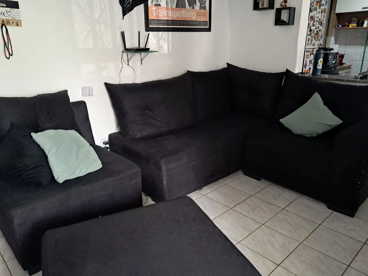 Sofá de canto preto espaçoso