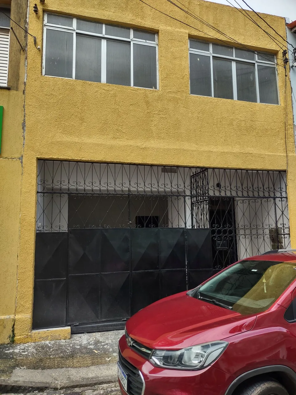 Aluga-se casa na Mouraria com 3 quartos e garagem.