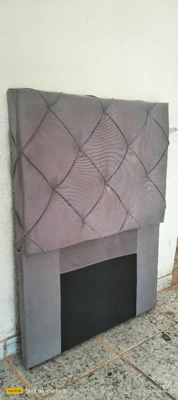 Cabeceira de cama estofada cinza
