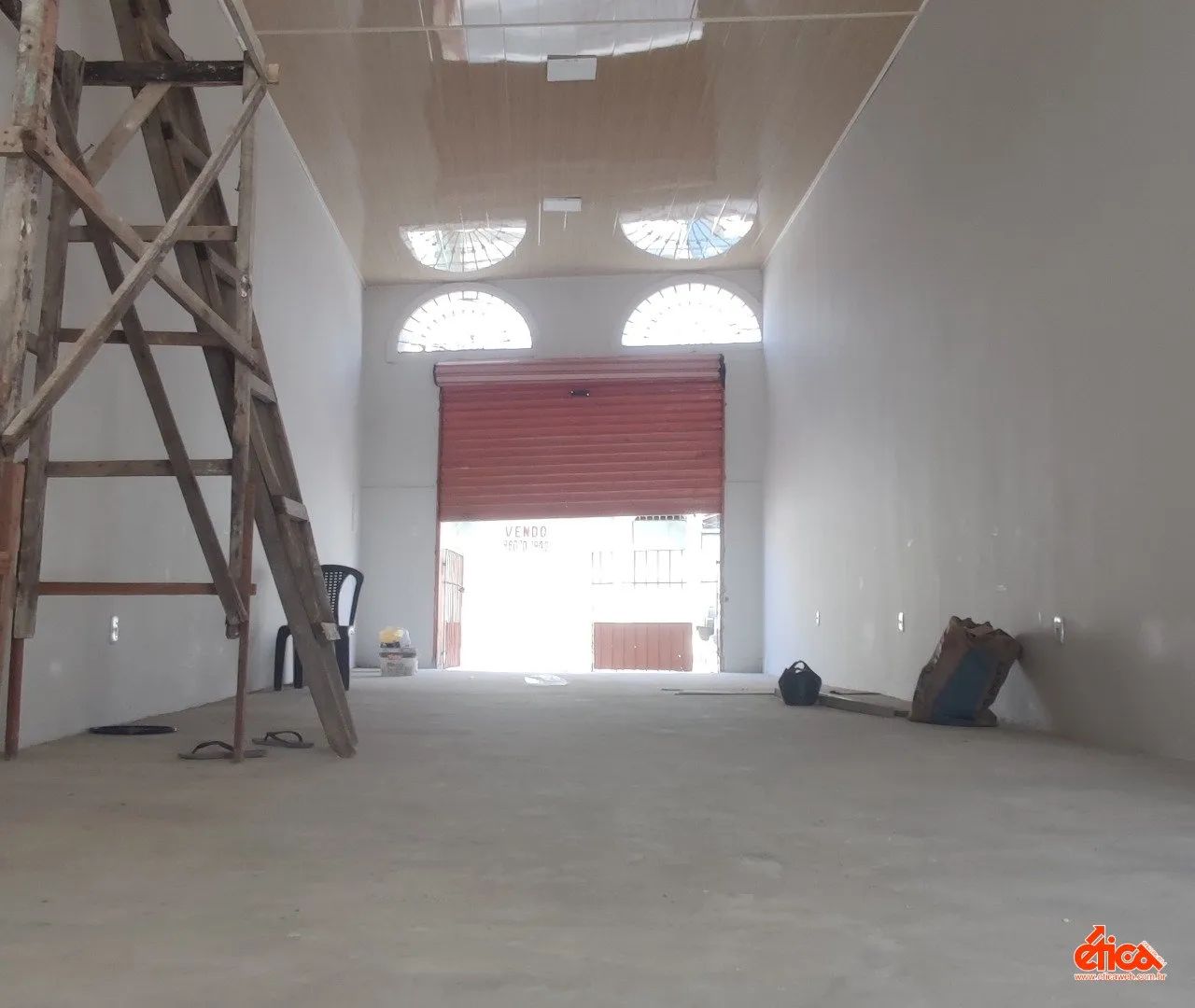 Imovel com espaço tipo loja (70,00m²) com banheiro e amplo terreno (180,00m²) aos fundos - - Foto 5