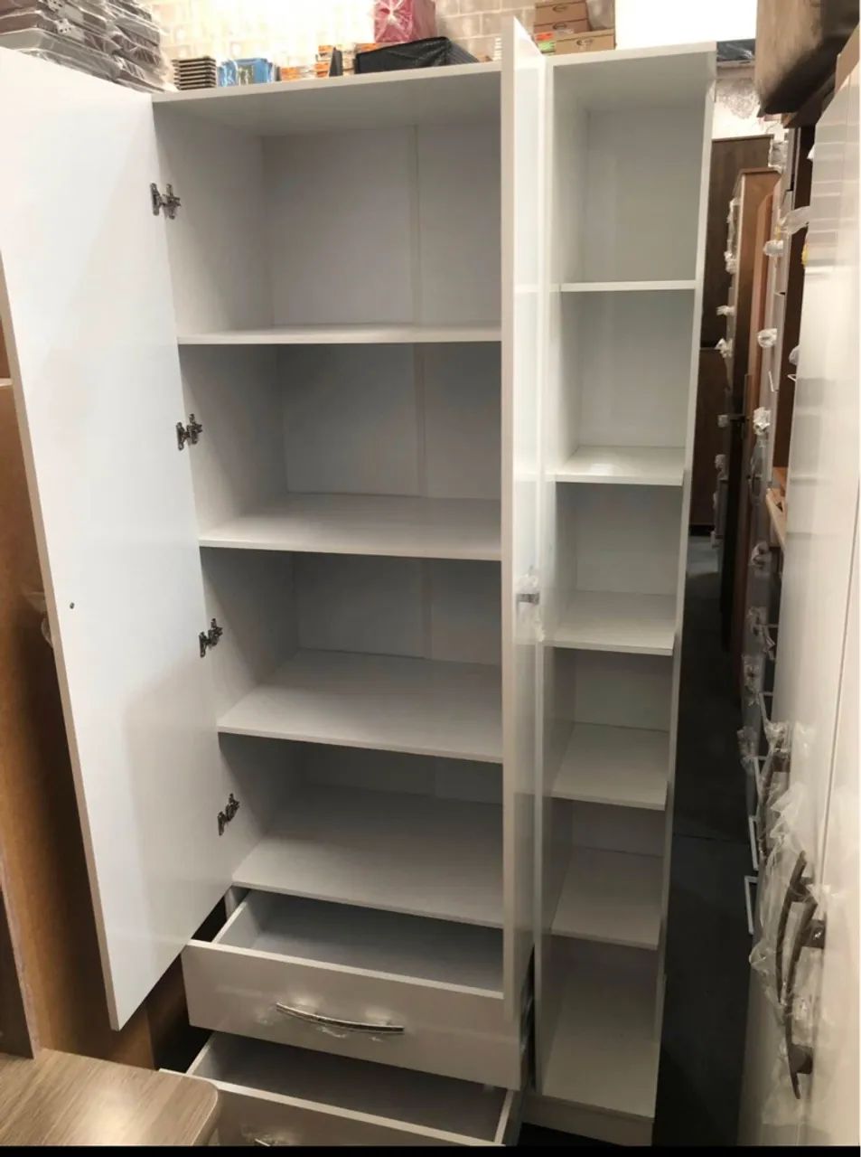 Guarda-roupa branco com espelho e prateleiras - Foto 2