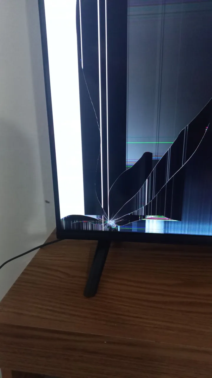 TV com tela danificada - Para Conserto ou Peças