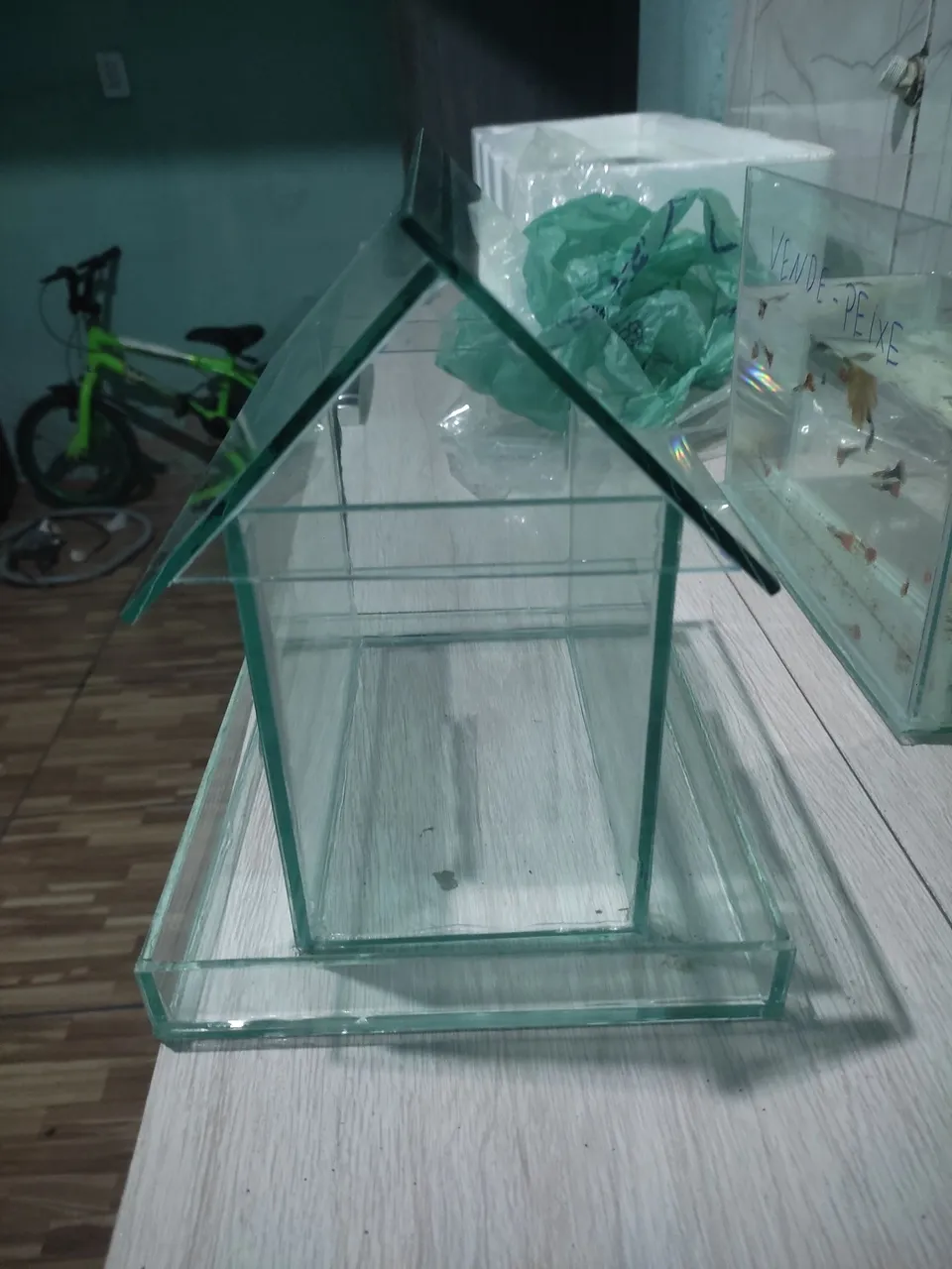 Aquário decorativo em formato de casa