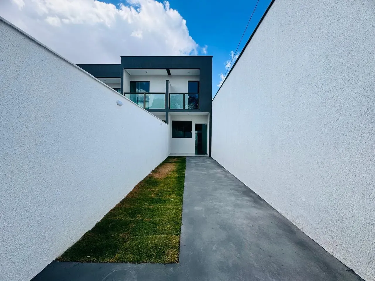 Casa duplex de 2 quartos com 1 suite e 2 vagas