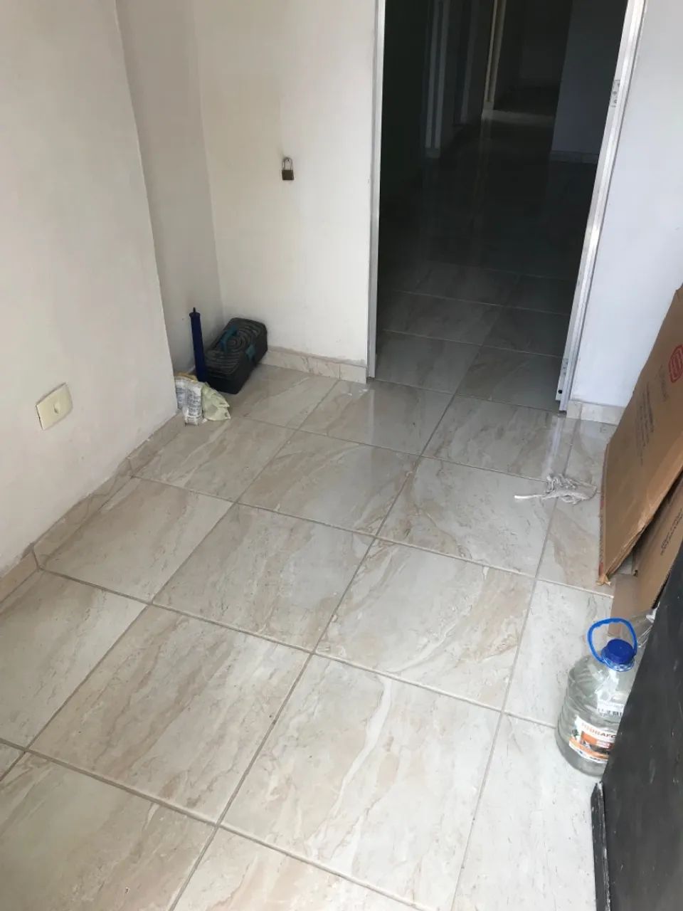 Alugasse casa primeiro andar no bairro Dois unidos  ao antigo terminal de ônibus 