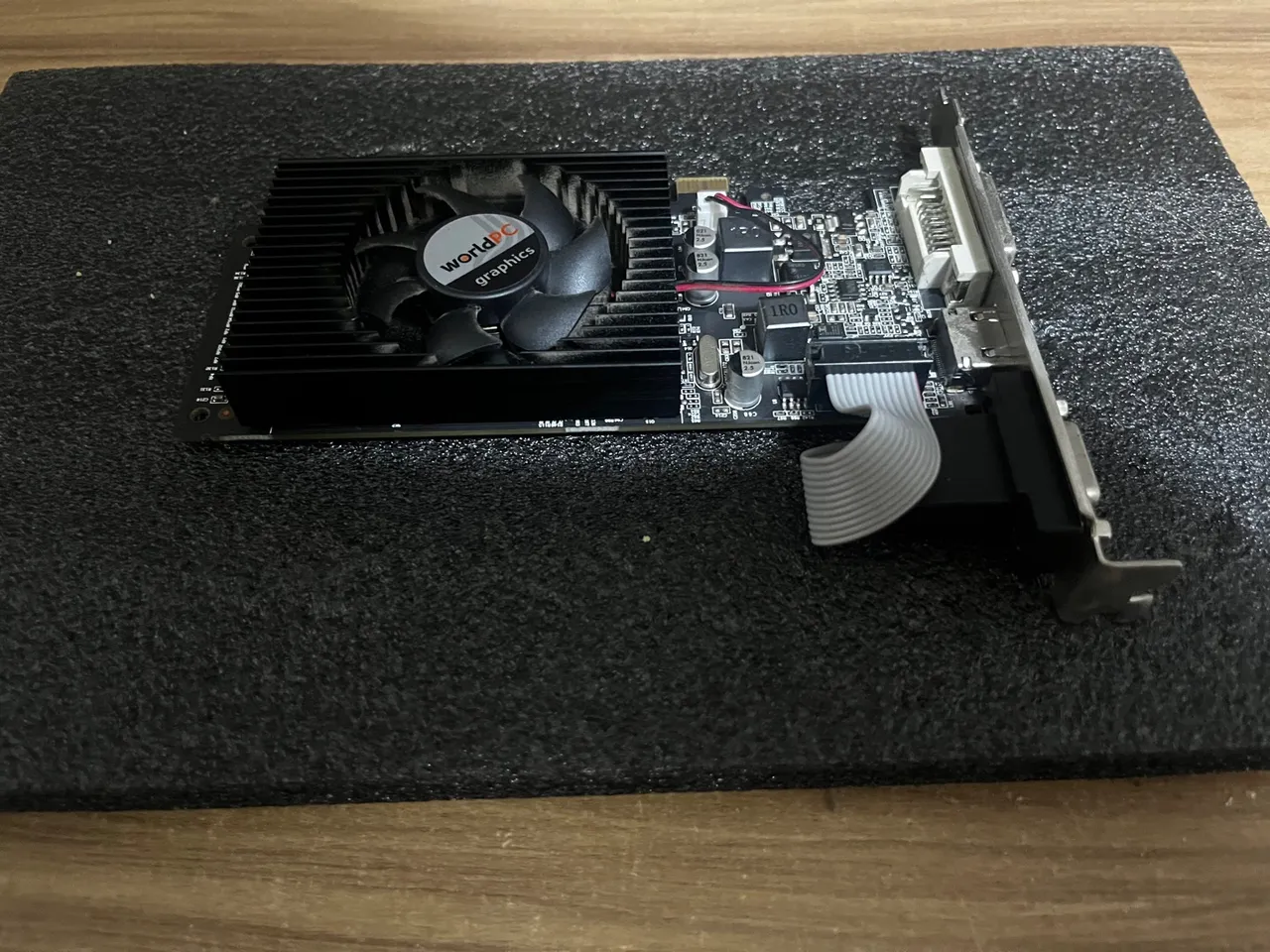 Placa de vídeo modelo gt210 1g vram com uma memória ram ddr3 de 4g