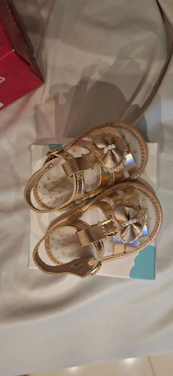 Sandálias douradas infantis com laço