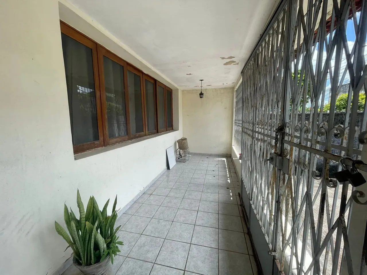 CASA COM PRIMEIRO ANDAR NA VARZEA