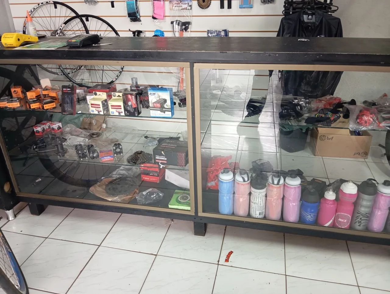 Bicicletaria loja de bicicletas com oficina completa com balcão e prateleiras - Foto 3