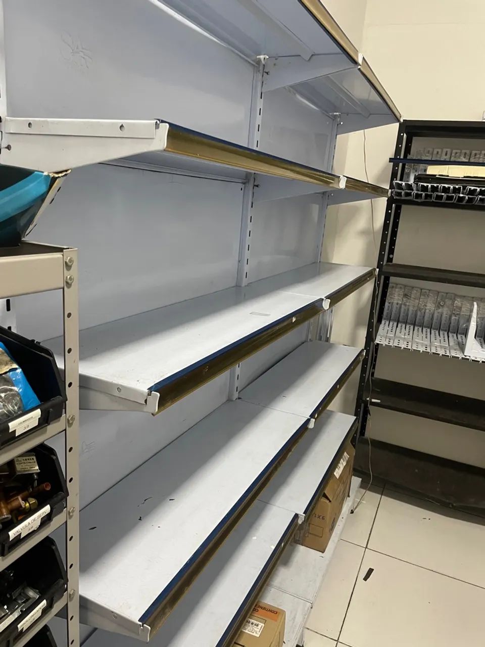 Prateleiras de Aço para Comércio - Ótimo Estado! - Foto 2