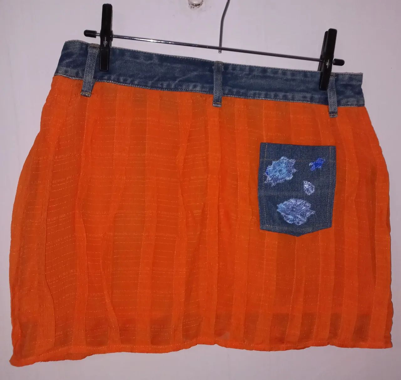 Saia Jeans com Detalhes em Laranja e Apliques - Foto 2