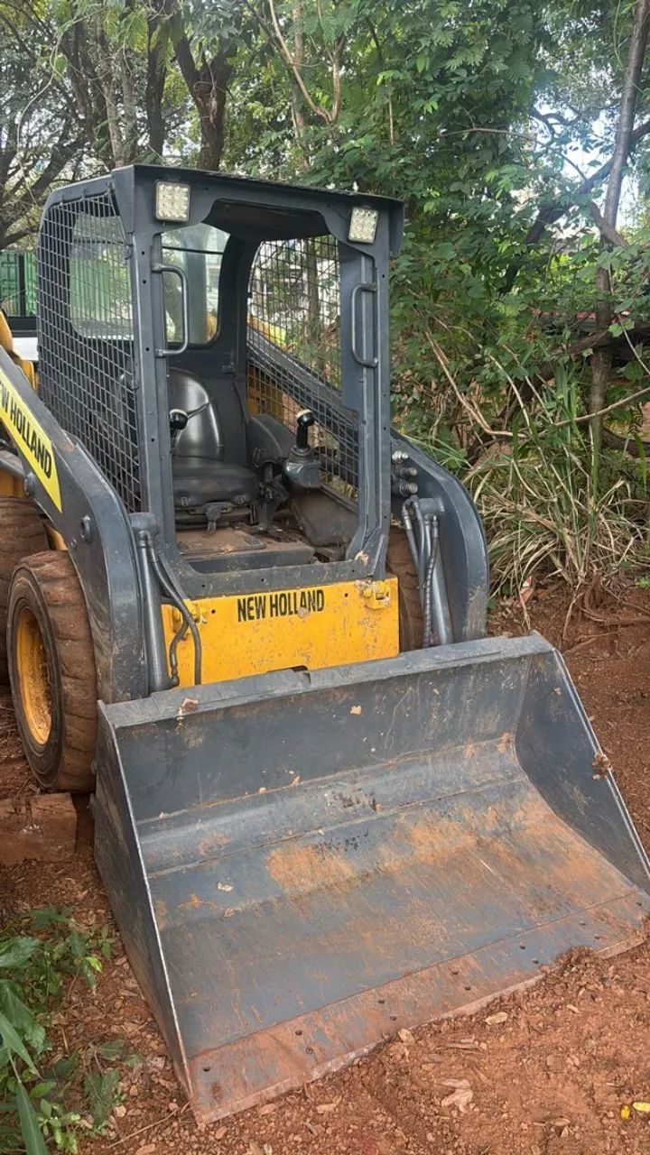 Mini Carregadeira New Holland 2014 L215 Concha e Vassoura 