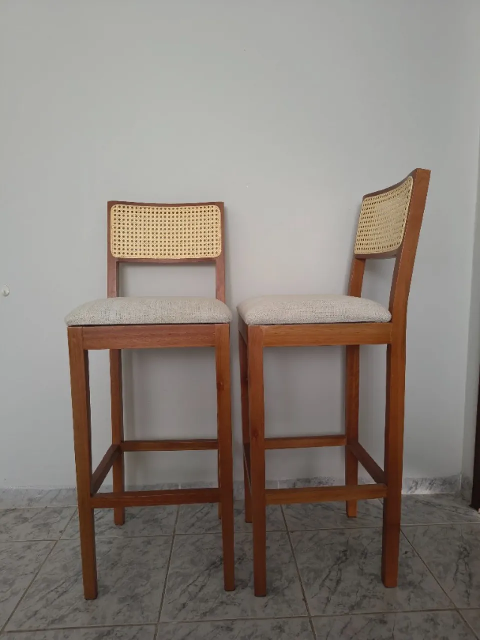 Banquetas Altas de Bistrô - Madeira Maciça + Estofado em Linho
