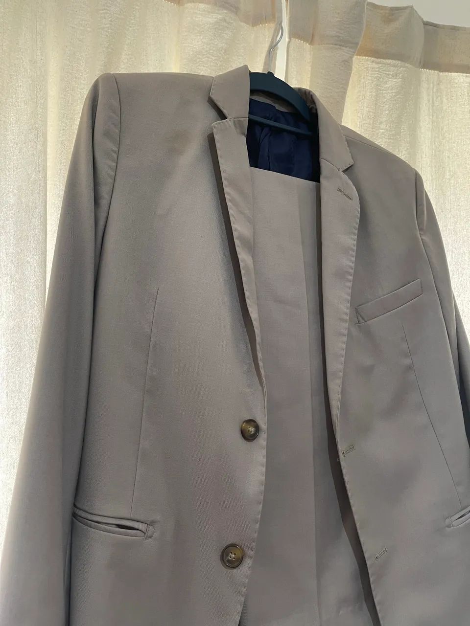 Terno Completo de Alfaiataria (LUIDGI) Caqui - Blazer 48 e Calça 42. - Foto 2