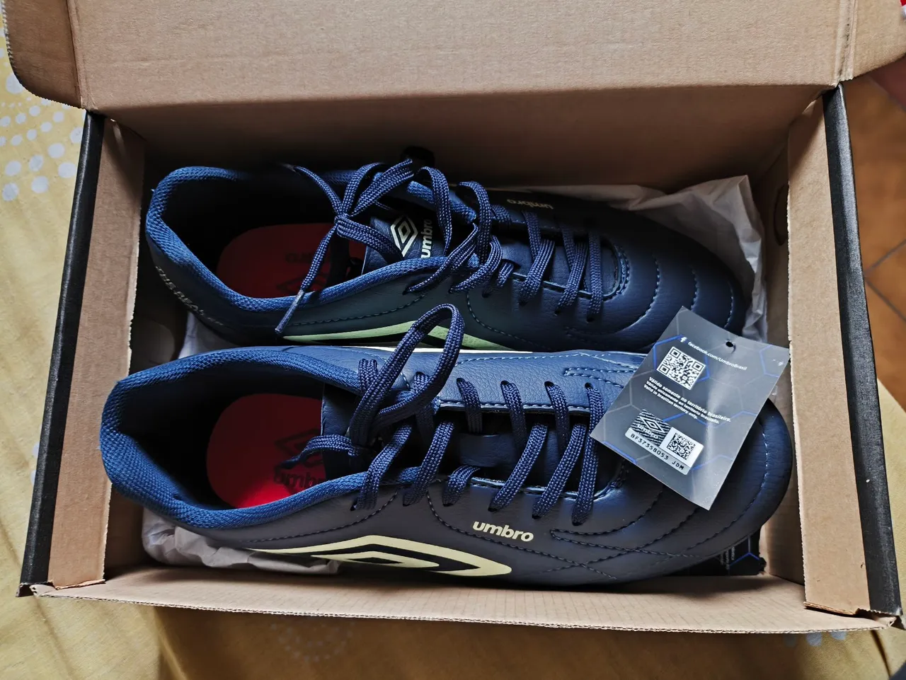 Chuteira Umbro Neo - Azul Marinho