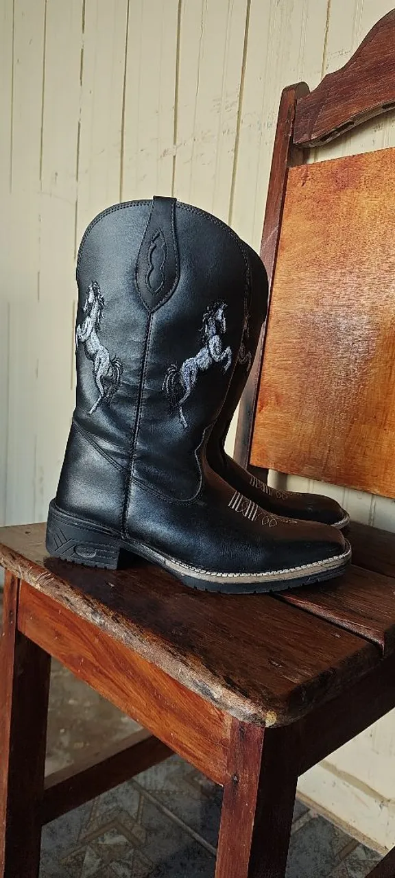 Bota Country Preta com Desenho de Cavalos