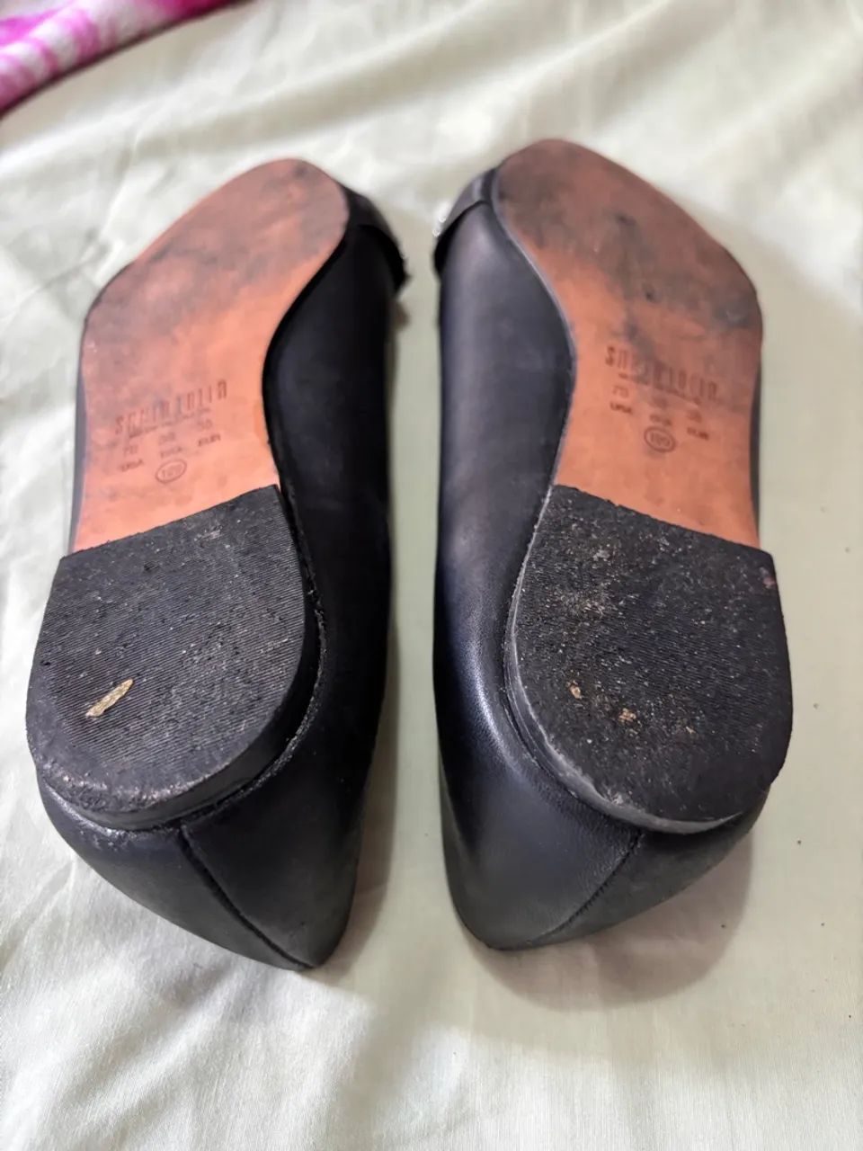 Sapatilha de couro preta e branca com tachas - Foto 6