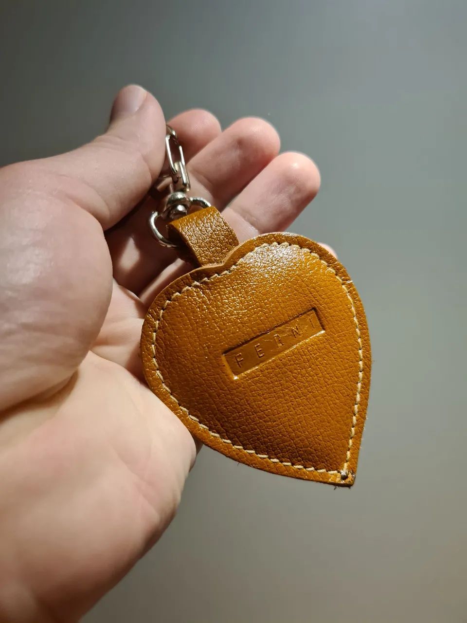 Chaveiro/charm vintage de couro em modelo coração ferni