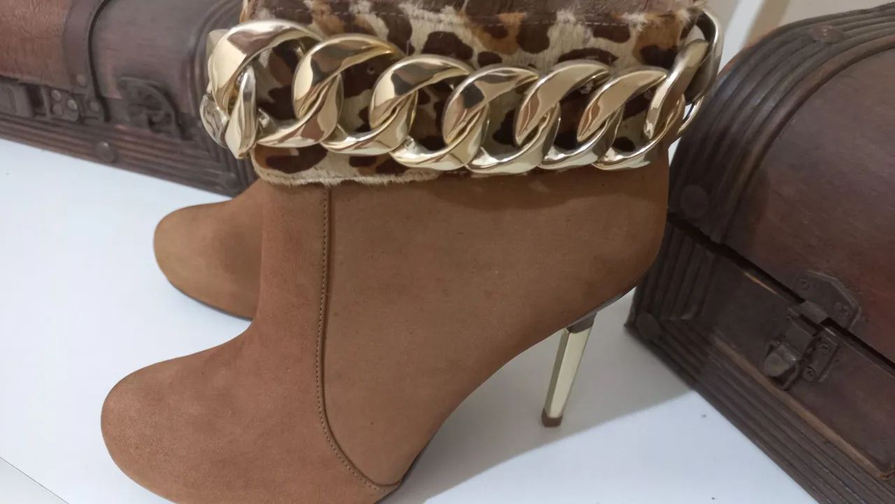 Bota de Salto Alto Marrom com Detalhe em Corrente Dourada - Foto 4