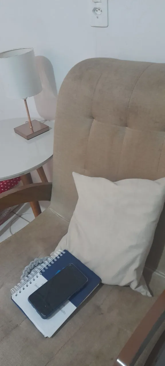 Poltrona confortável e mesinha