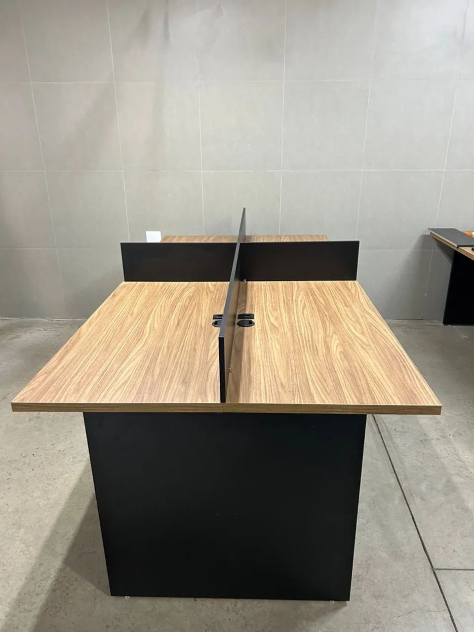 Estação de trabalho:Mesa de escritório com divisória