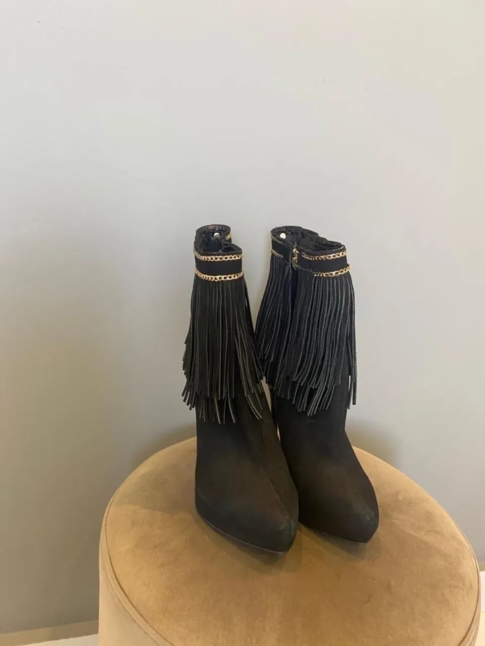 Botas pretas com detalhes em franjas - Foto 2