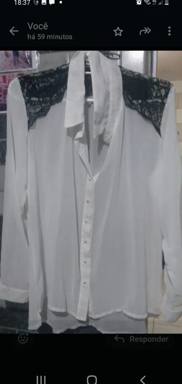 Camisa branca com detalhes em renda