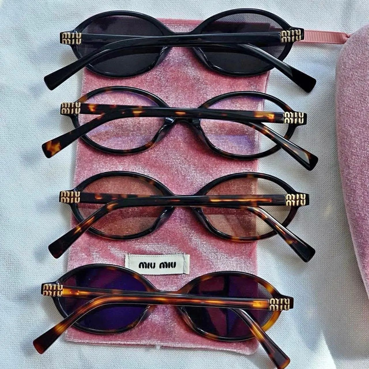 Óculos de Sol Miu Miu - Elegância e Estilo!