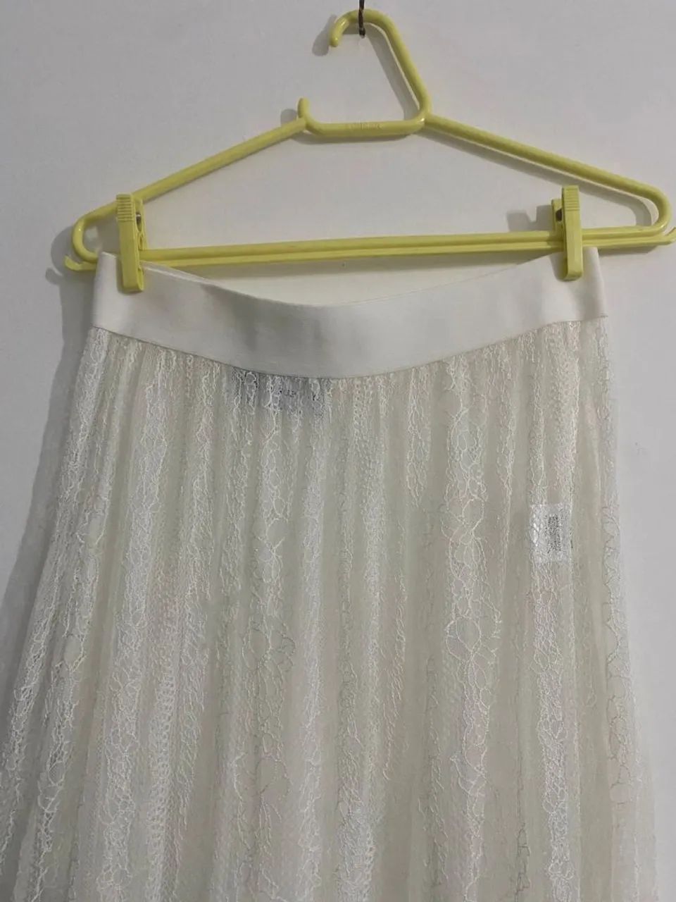 Saia branca transparente de renda . 