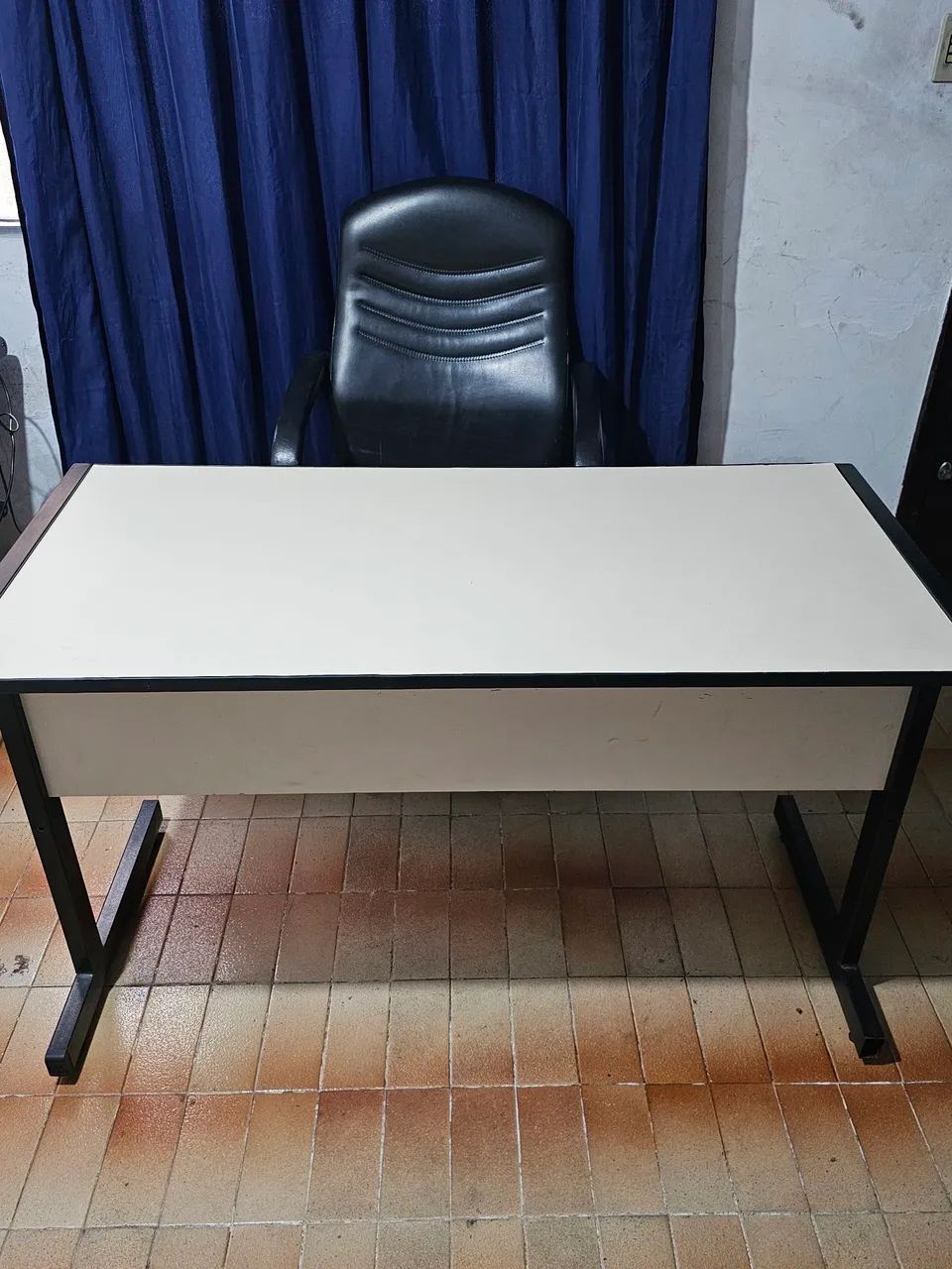 Mesa de escritório com cadeira 