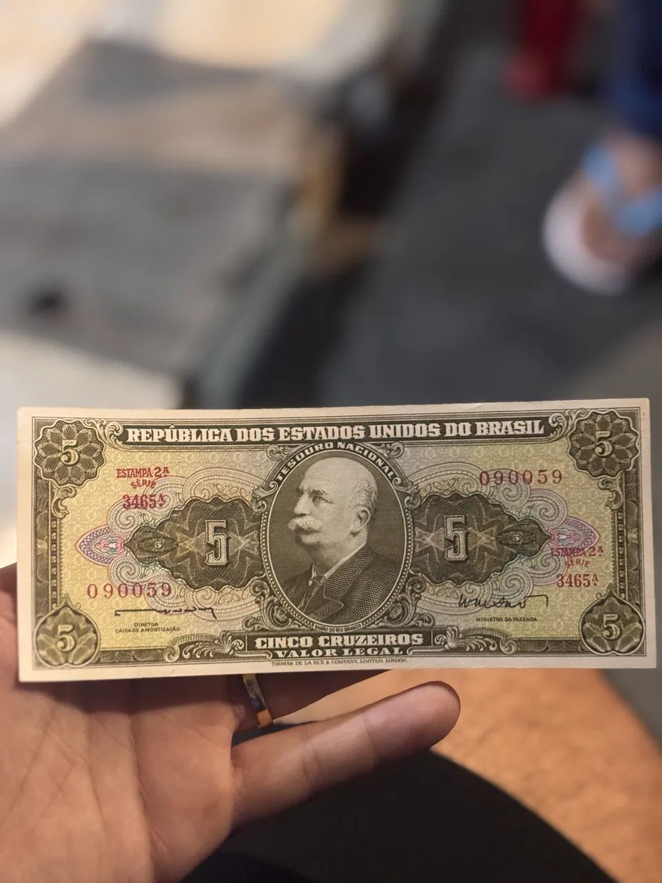Notas de 5 cruzeiros em perfeito estado.