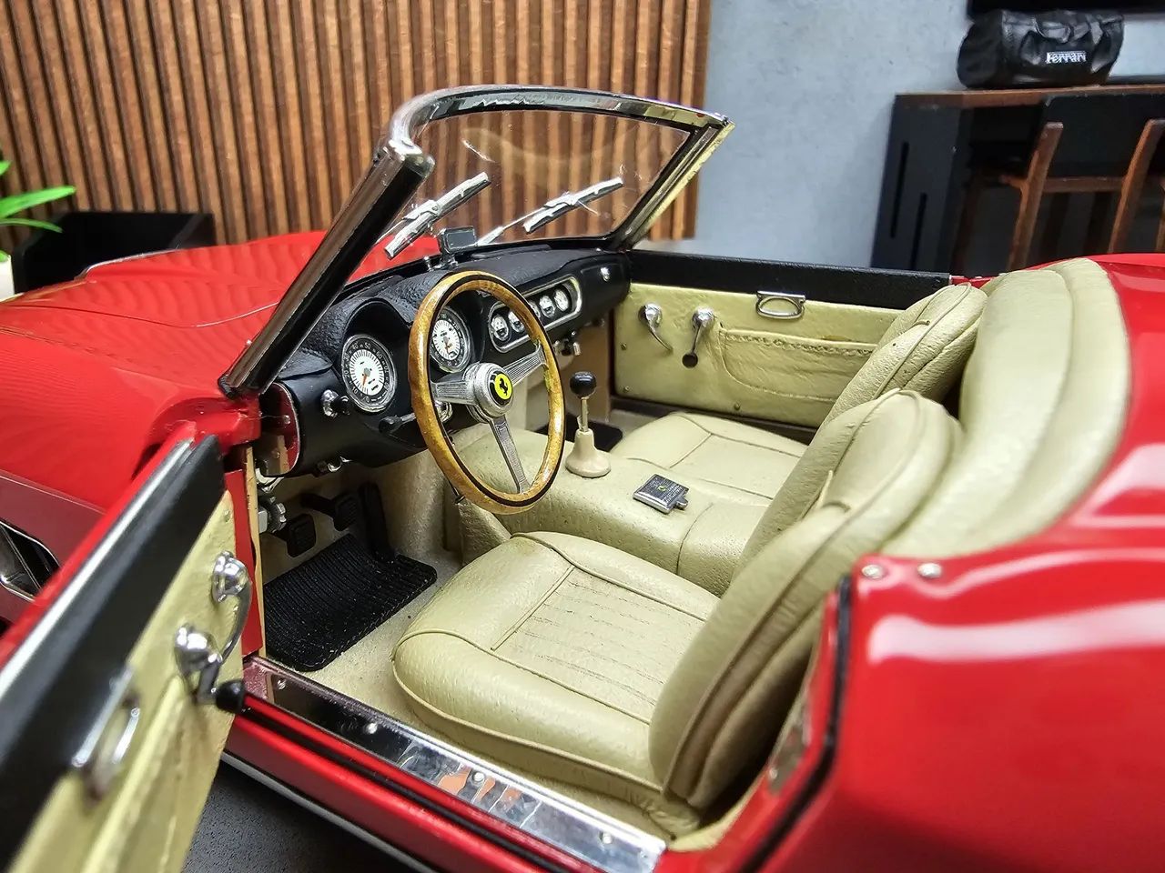 Miniatura Ferrari 250 Califórnia CMC 1/18 - Foto 4