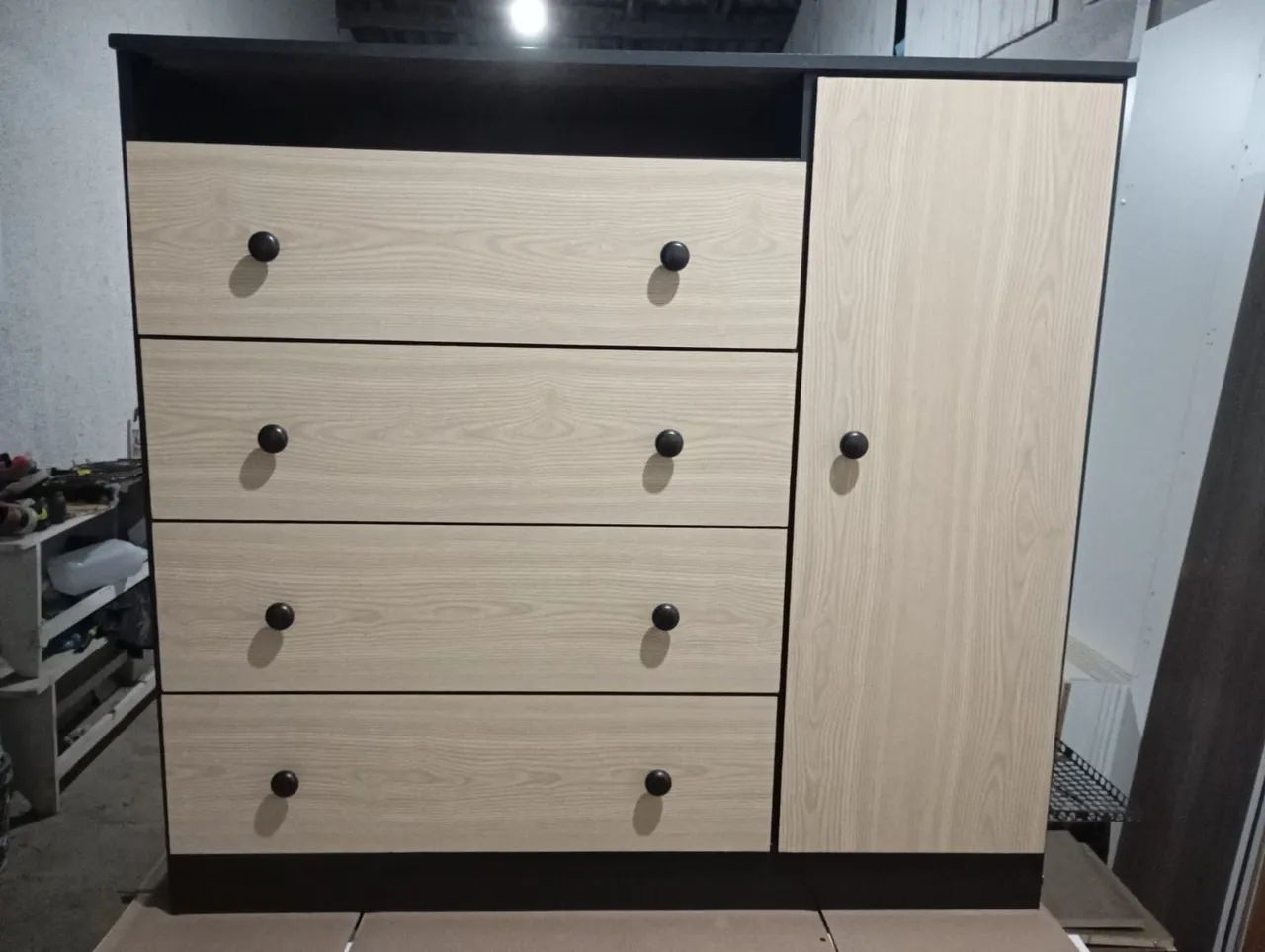 Comoda 4 gavetas e 1 porta