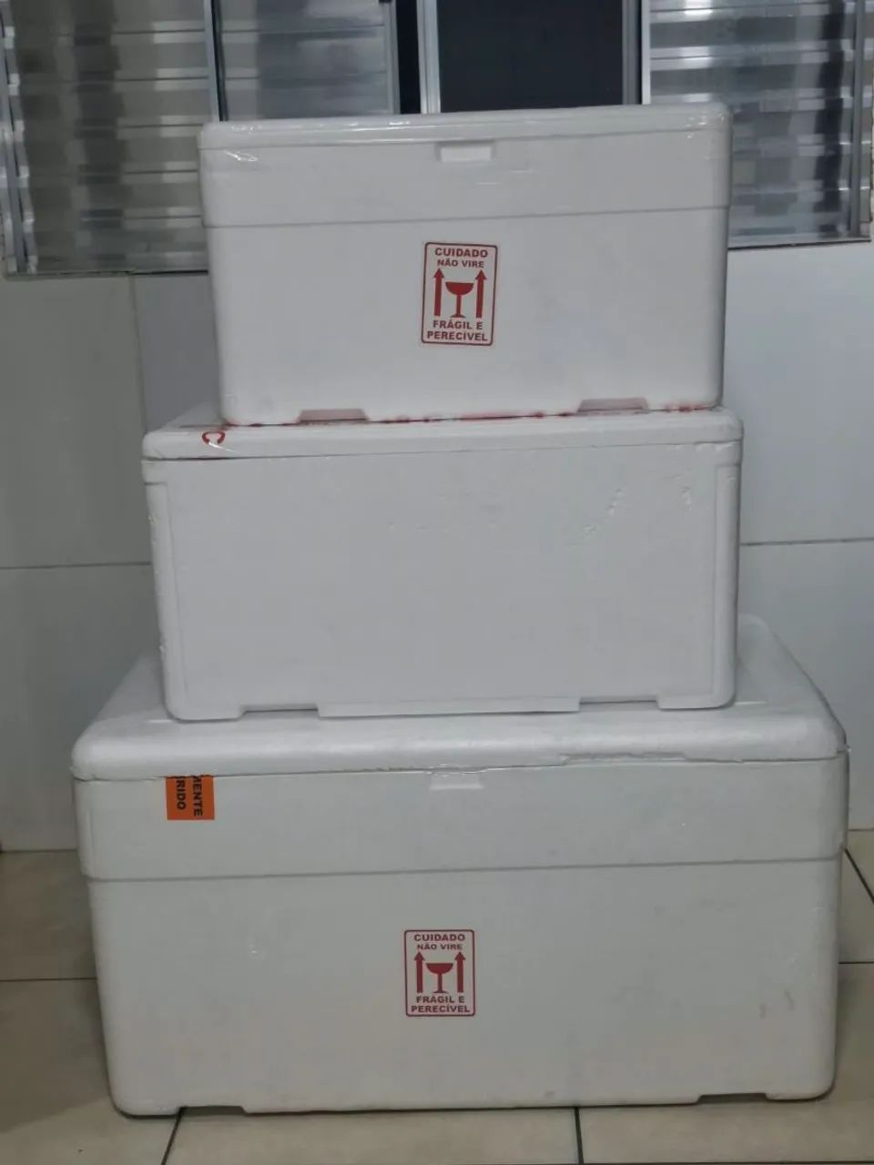 Caixa de isopor semi nova grande e reforçada  - Foto 2