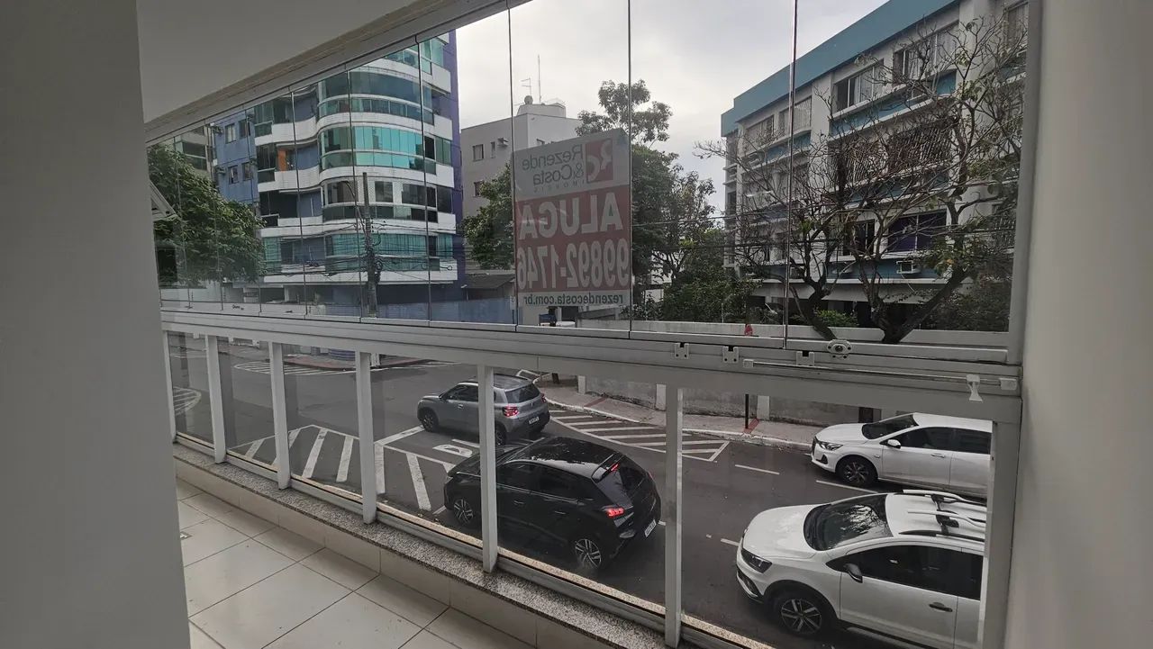 Imóvel mobiliado com dois quartos, varanda com fechamento, split no quarto e bem localizad - Foto 4