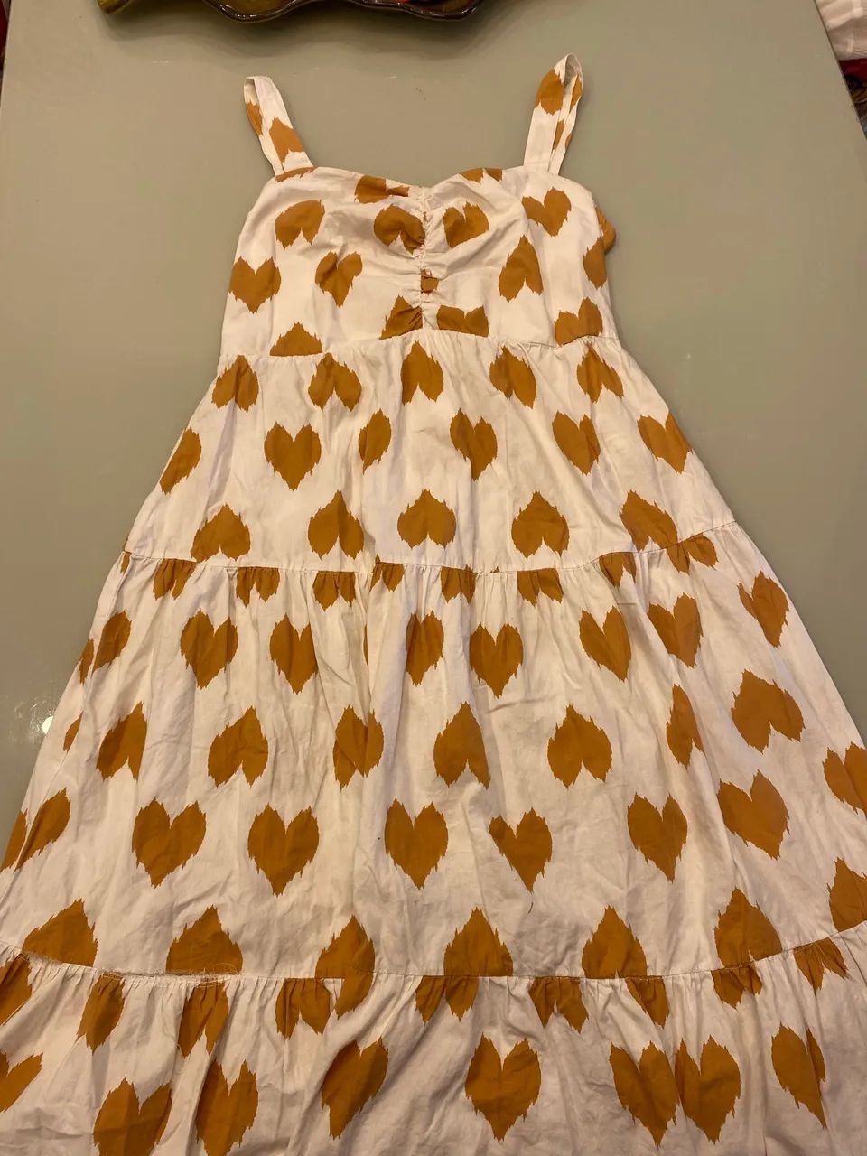 Vestido branco com corações marrons  - Foto 3