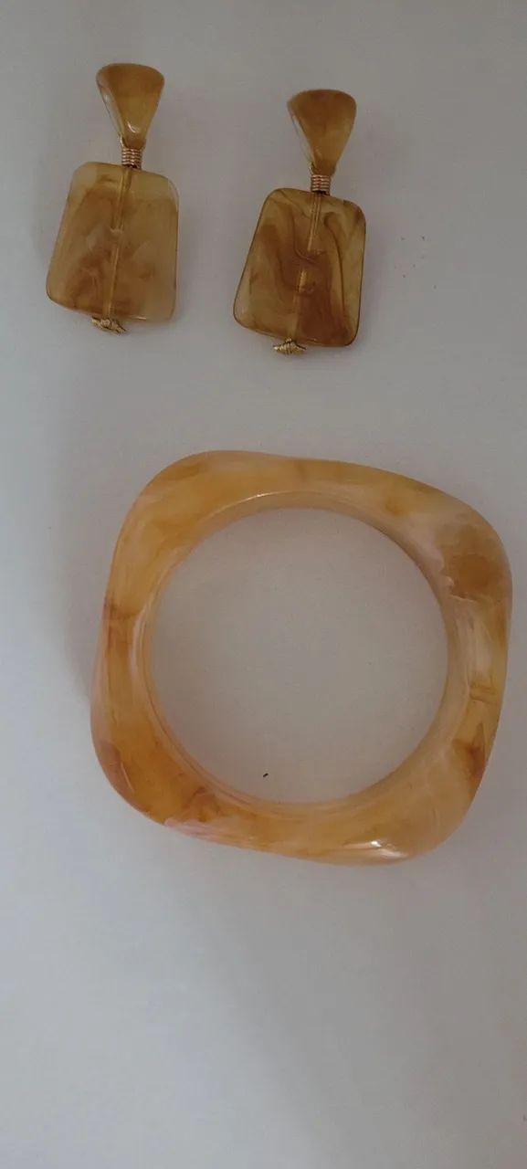 Bracelete e brincos resina dourados - Foto 2