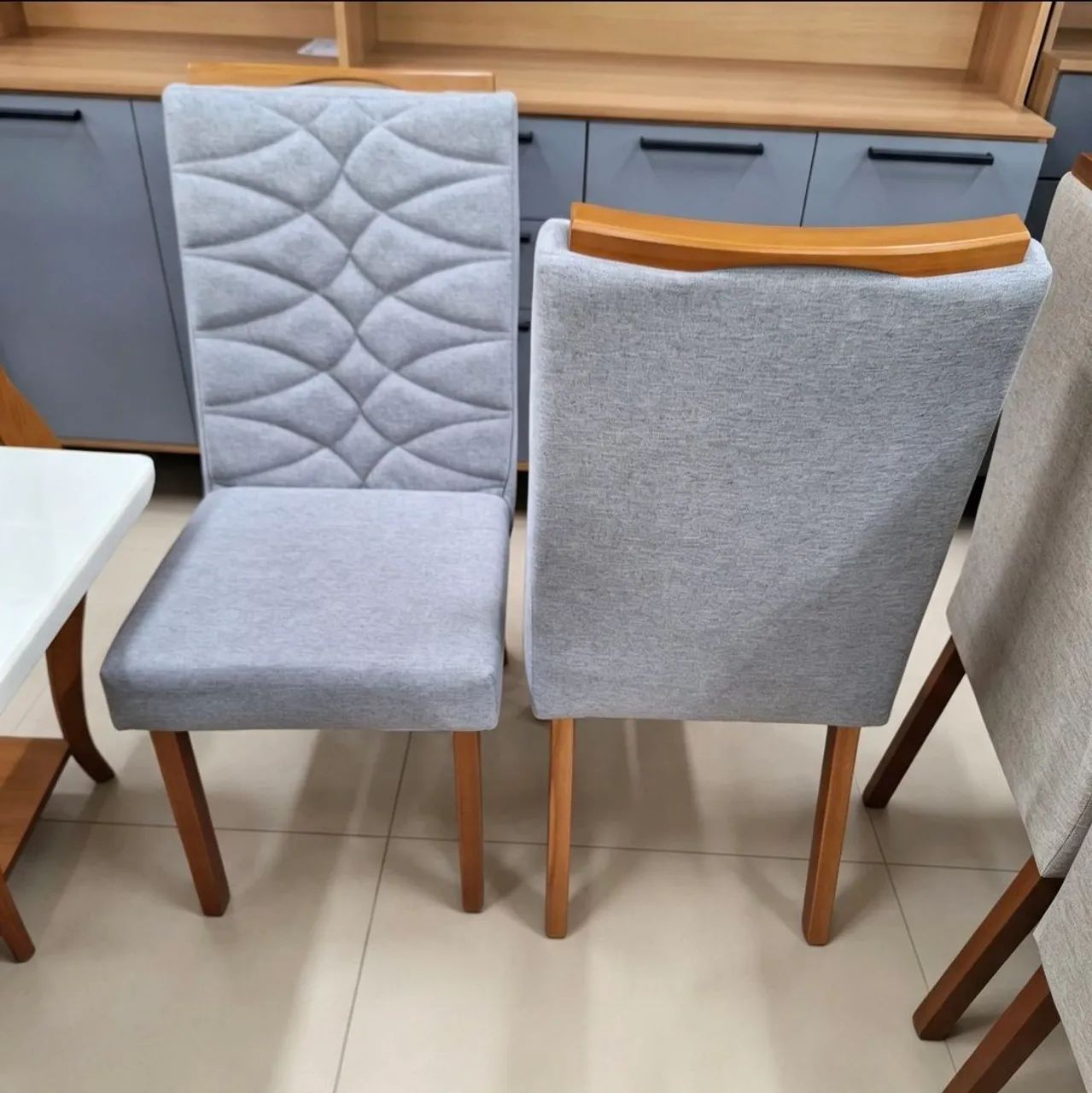 Mesa 120x90 com 4 cadeiras estofadas  - Foto 2